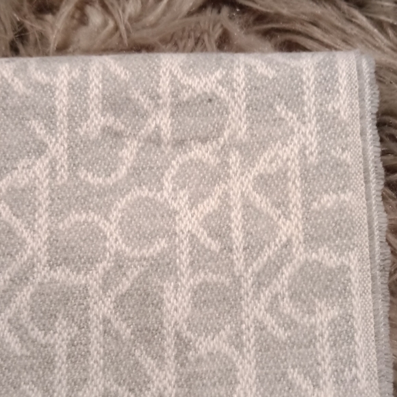 Calvin Klein scarf - Picture 6 of 8